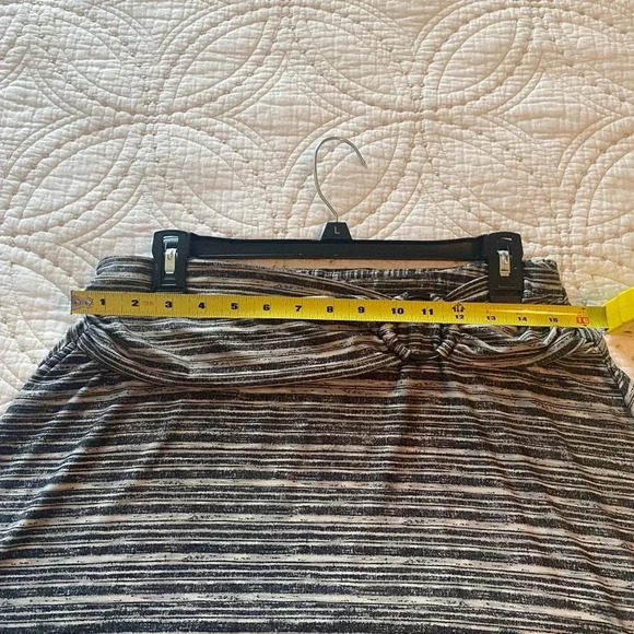 Robert Louis Gray Variation Elastic Waist Skirt. Size 1X - Picture 3 of 4
